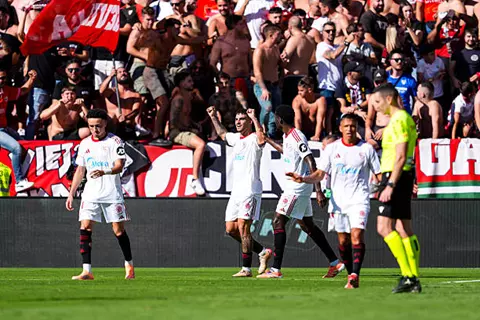 سقوط مدوٍ.. برشلونة ينهار أمام إشبيلية ويسقط برباعية في الليجا (فيديو)